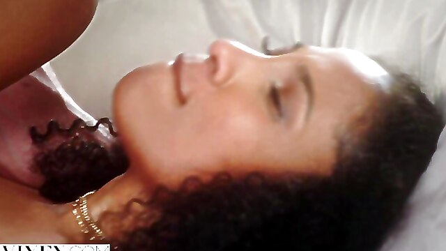 Avrunkning reality, black woman cowgirl, pussy licking, grov sex, reality handjob
