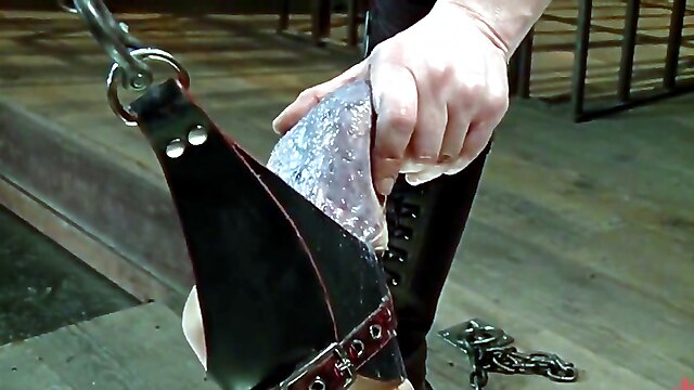 Domina hairy, hängebondage, sklavin in ketten, sklave würgen, sklavin plugged