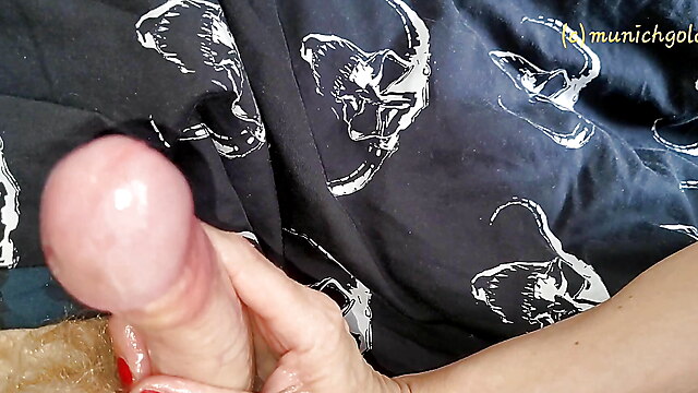Wife morning handjob, massage wife, avrunkning spruta, german orgasmer, tysk morsa