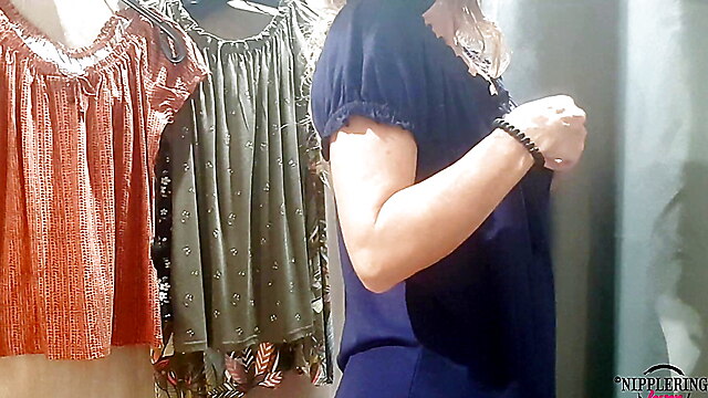 Big pierced nipples, fittlöppar, mamma piercing, förnendrad, offentlig mogen