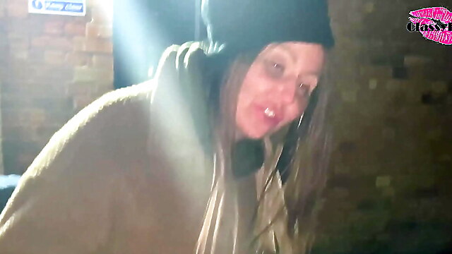 Gatluder, hemmagjord utomhus, public humiliation, mogen pov, homemade ass