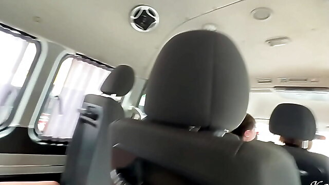 Alisonавтобус, public handjob, сюрприз в автобусе, flash tits, дрочи со мной