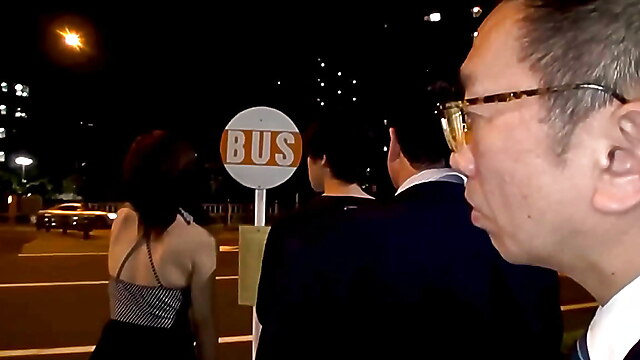 Runkar åt obekant, asiatisk avrunkning, sperma brudar, public handjob, främling avrunkning